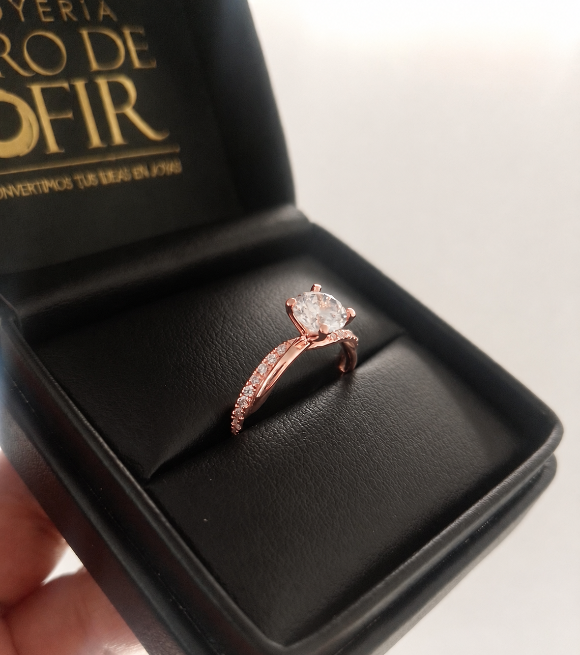 Anillo de Compromiso #100 – Diseño Entrelazado con Piedra Central