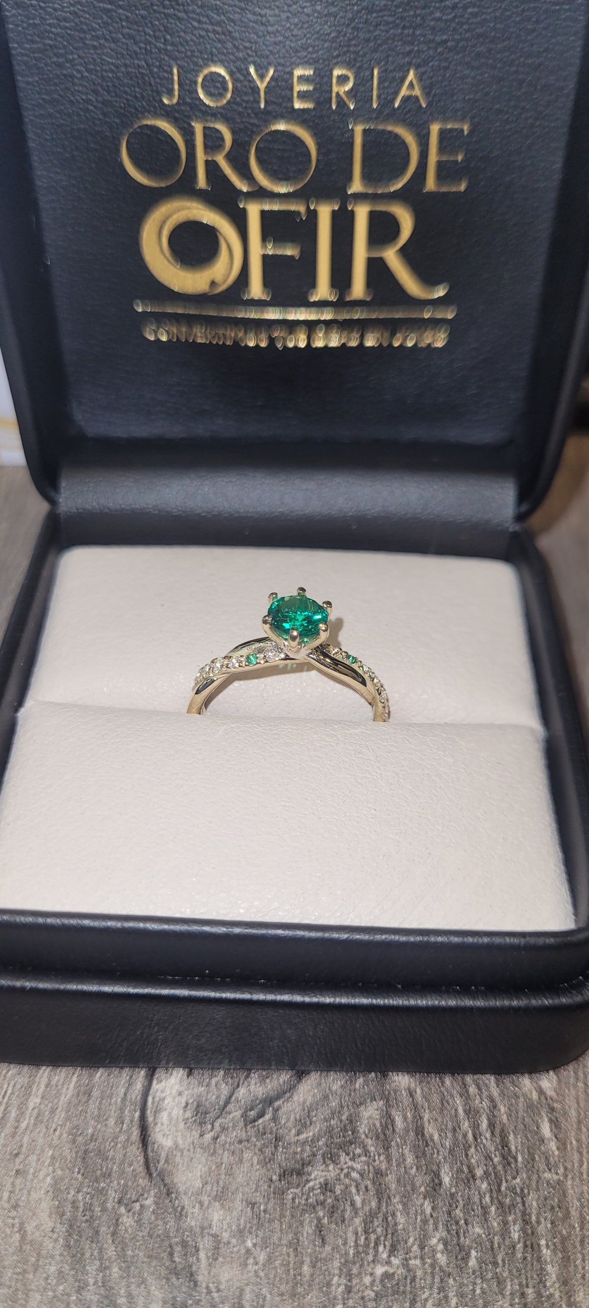 Anillo de Compromiso #100 – Diseño Entrelazado con Piedra Central