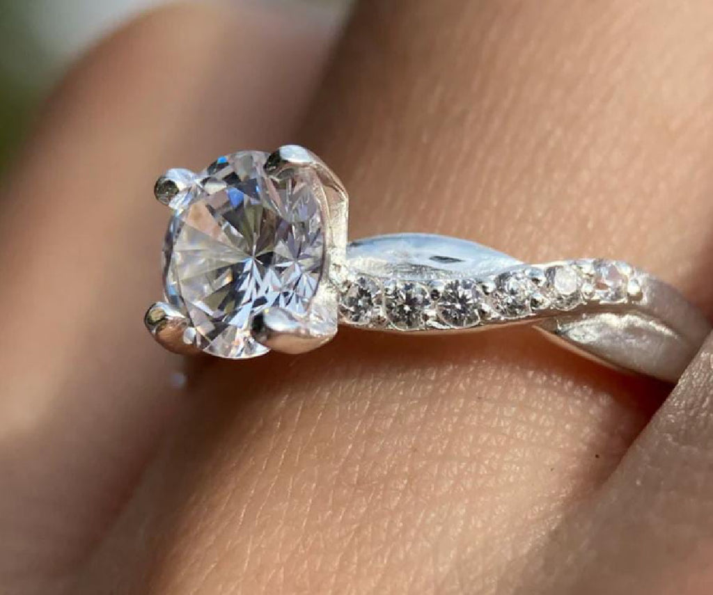 Anillo de Compromiso #100 – Diseño Entrelazado con Piedra Central
