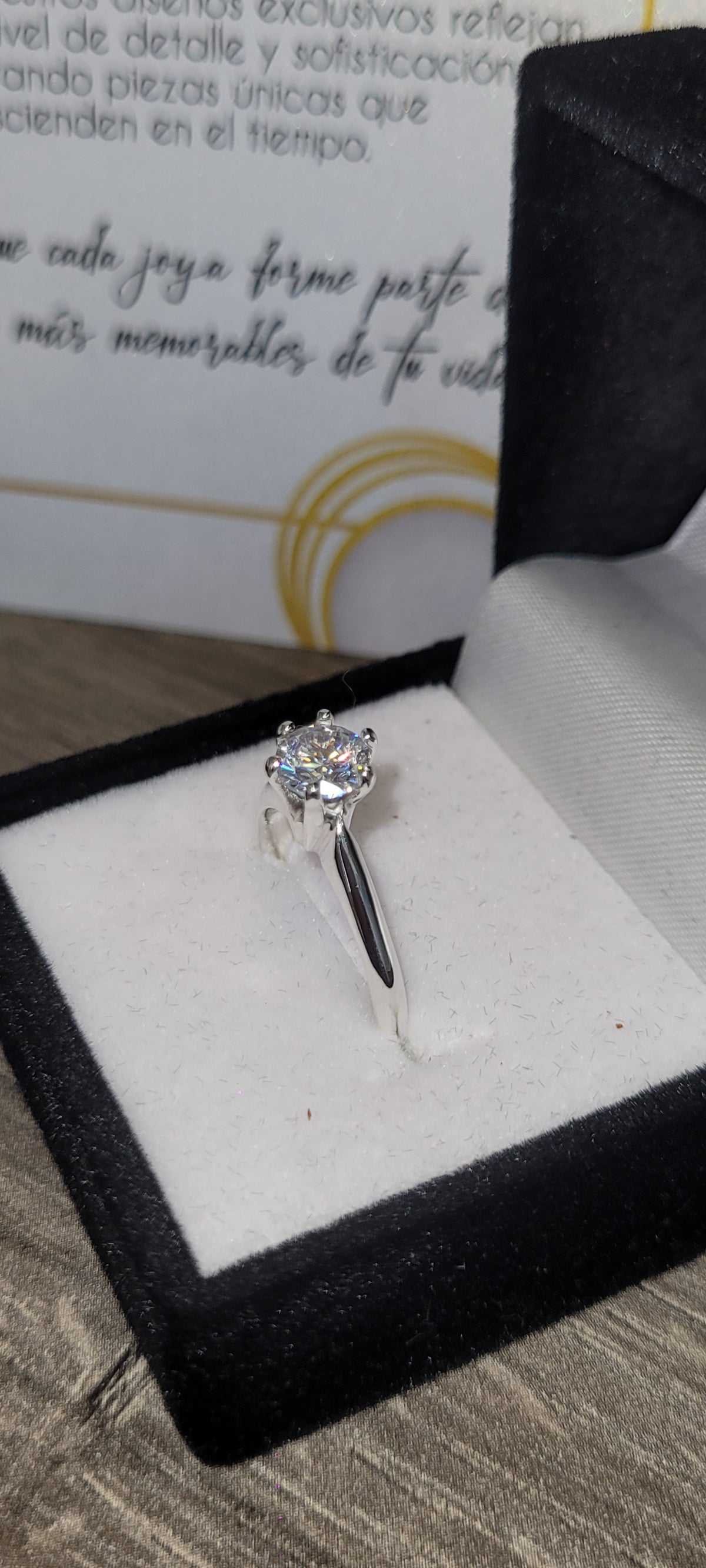 Anillo de Compromiso #101 – Solitario Clásico con Piedra Redonda