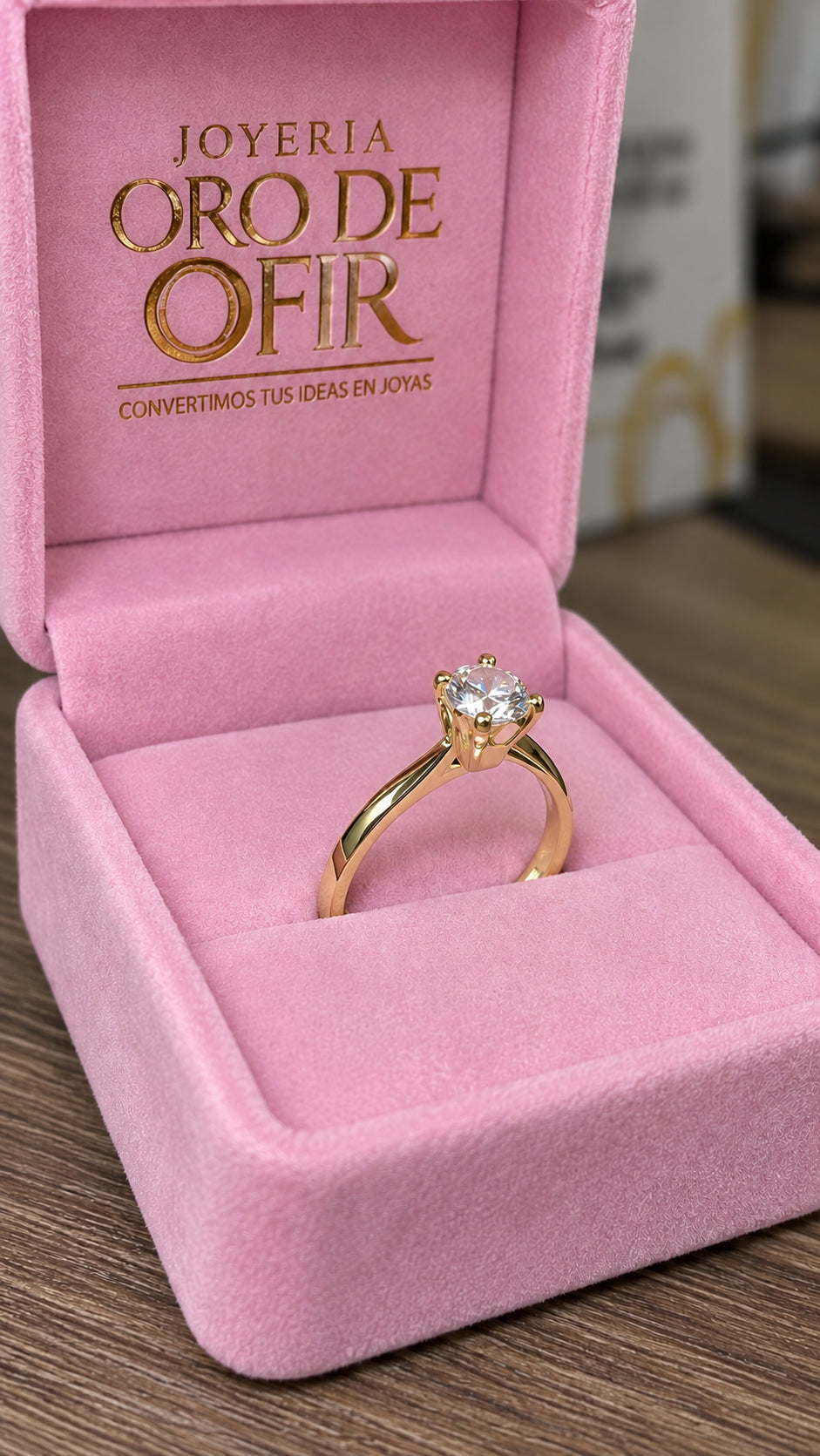 Anillo de Compromiso #101 – Solitario Clásico con Piedra Redonda