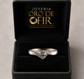 Anillo de Compromiso #102 – Solitario Curvo con Piedra Redonda