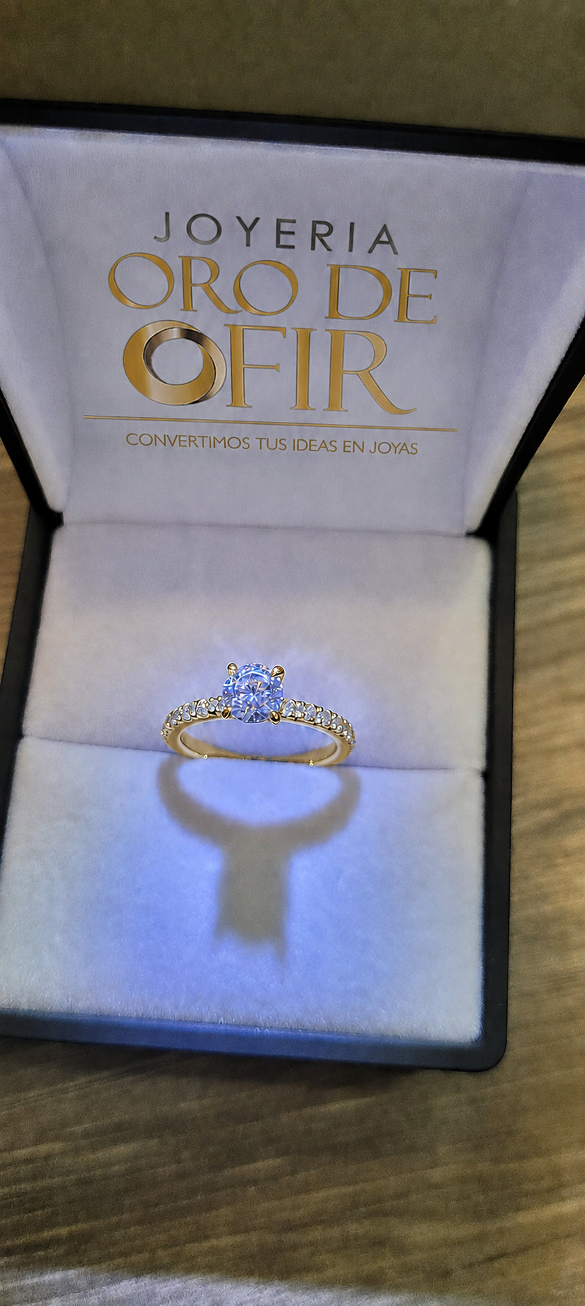 Anillo de Compromiso #103 – Solitario con Pavé Lateral