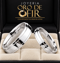 Par de Aros de Matrimonio #204 – Diseño Biselado con Franja Central