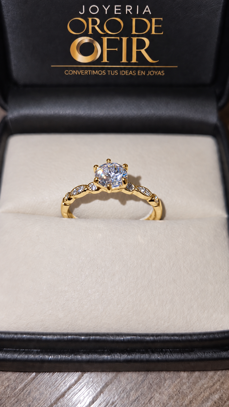 Anillo de Compromiso #105 – Solitario con Diseño Ondulado y Piedra Central